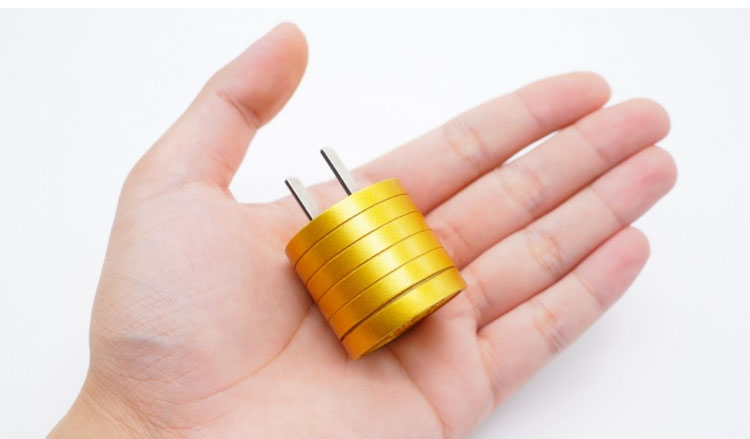 20w快充充電器拿在手上質量感很強，外觀金光閃閃
